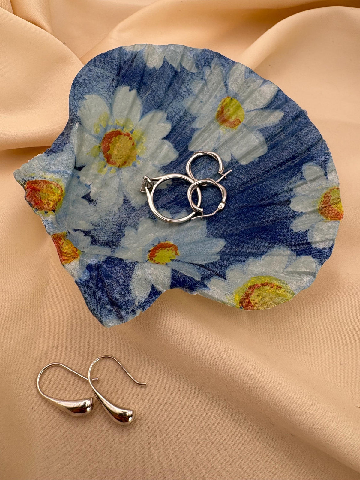 Decoupaged Daisy Scallop Shell Ring Dish – Pearl Feet Holder - Blue and White Decor