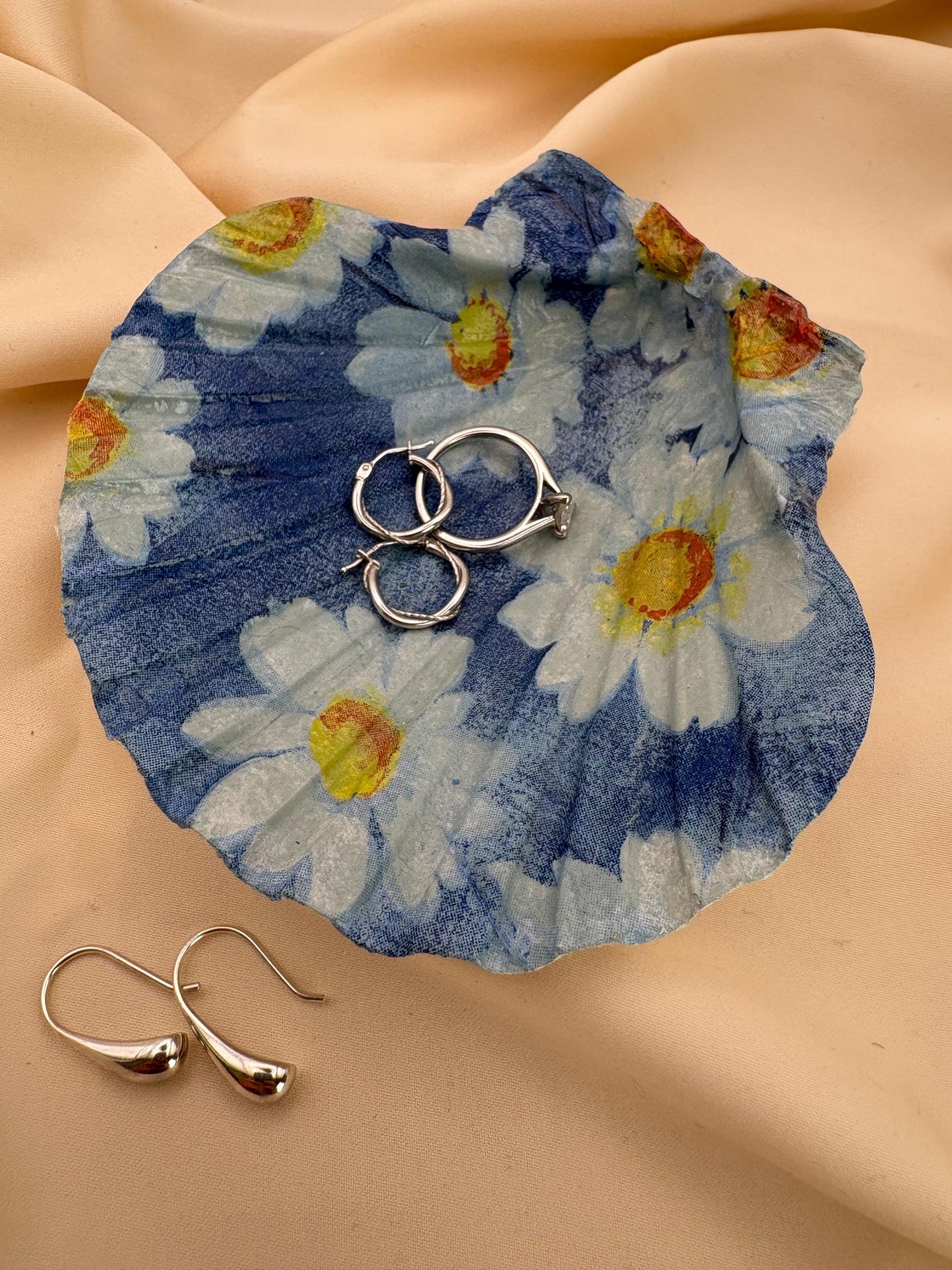 Decoupaged Daisy Scallop Shell Ring Dish – Pearl Feet Holder - Blue and White Decor