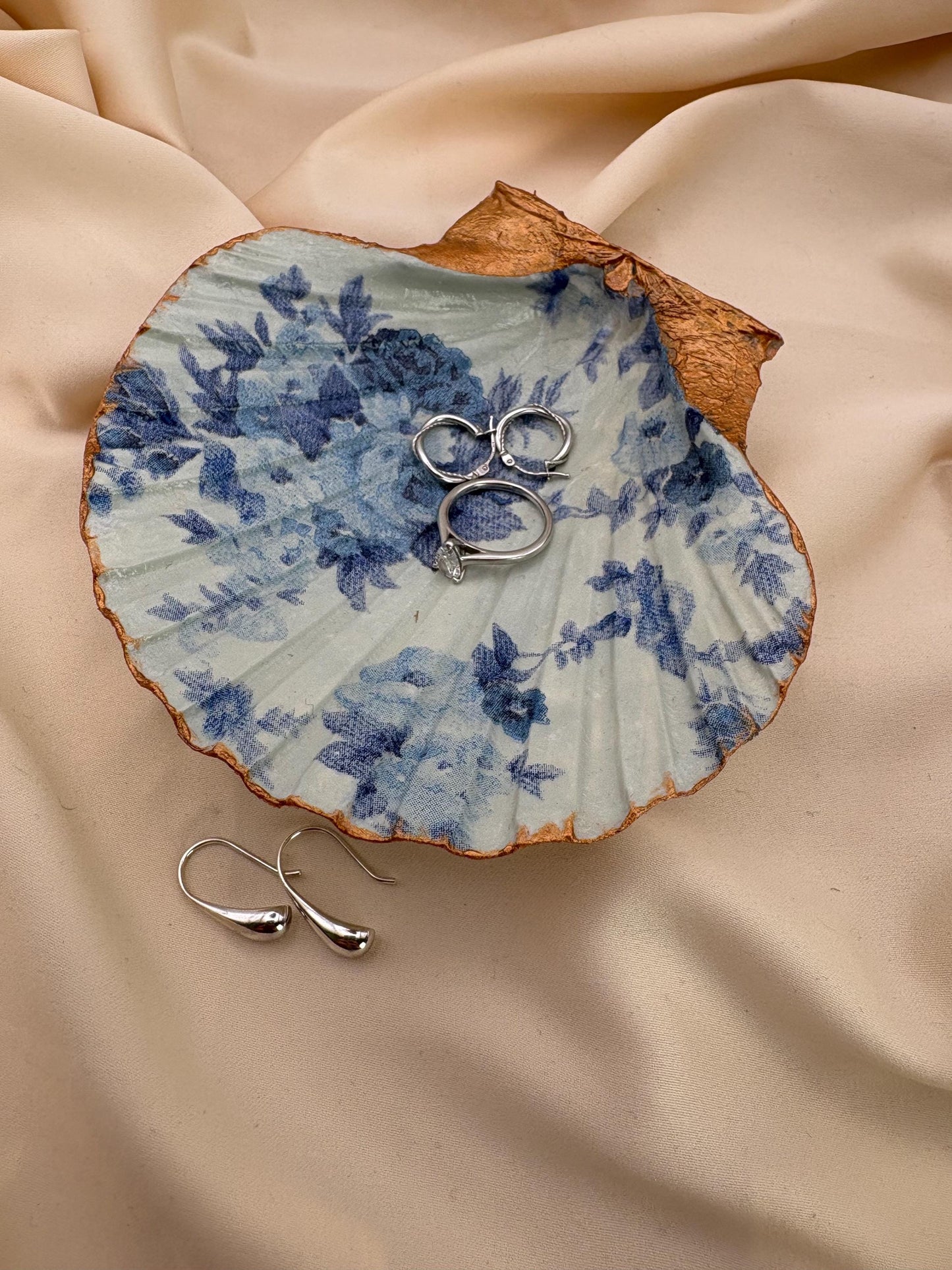 Floral Scallop Trinket Shell Ring Dish - Blue and White