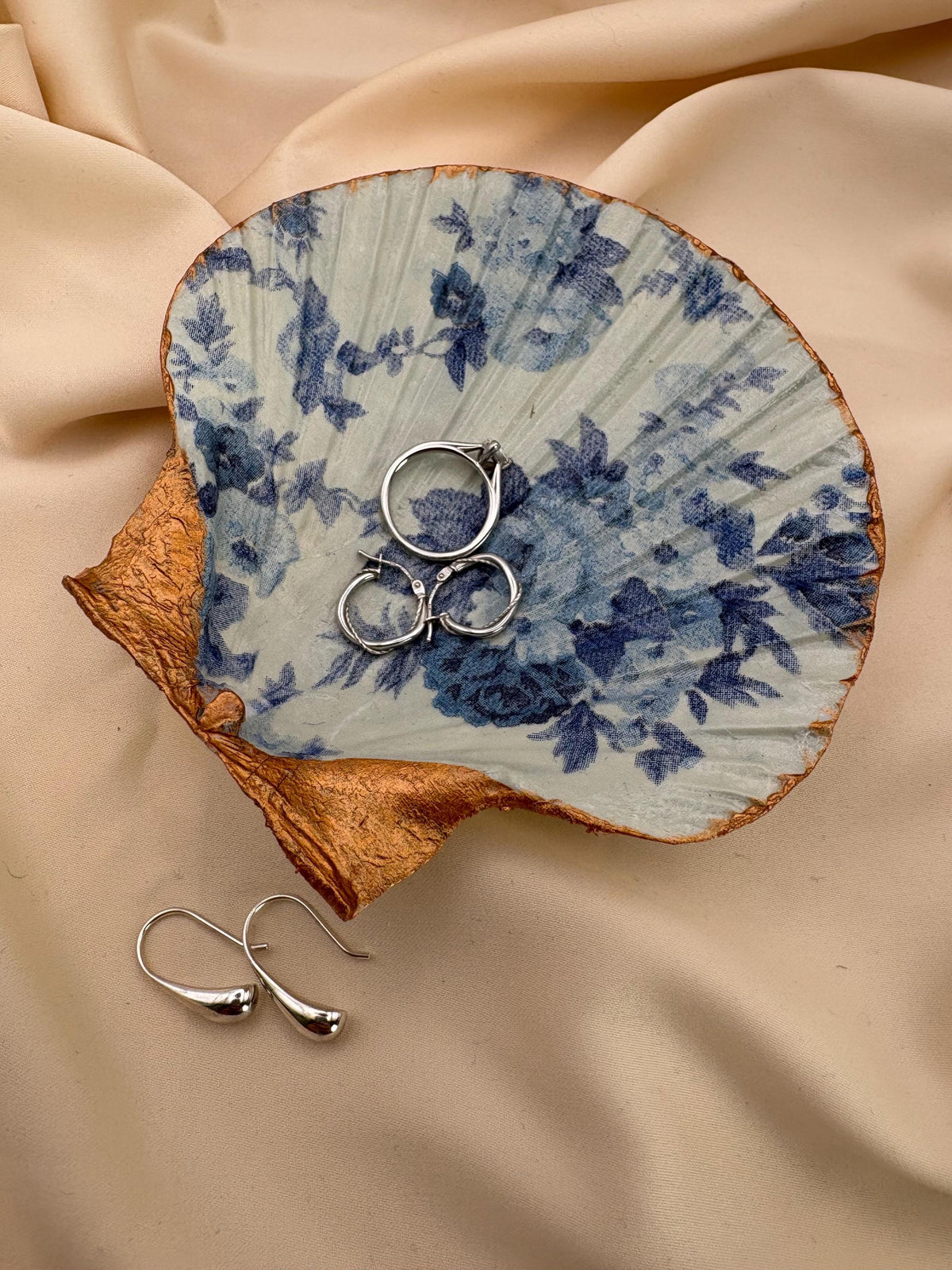 Floral Scallop Trinket Shell Ring Dish - Blue and White