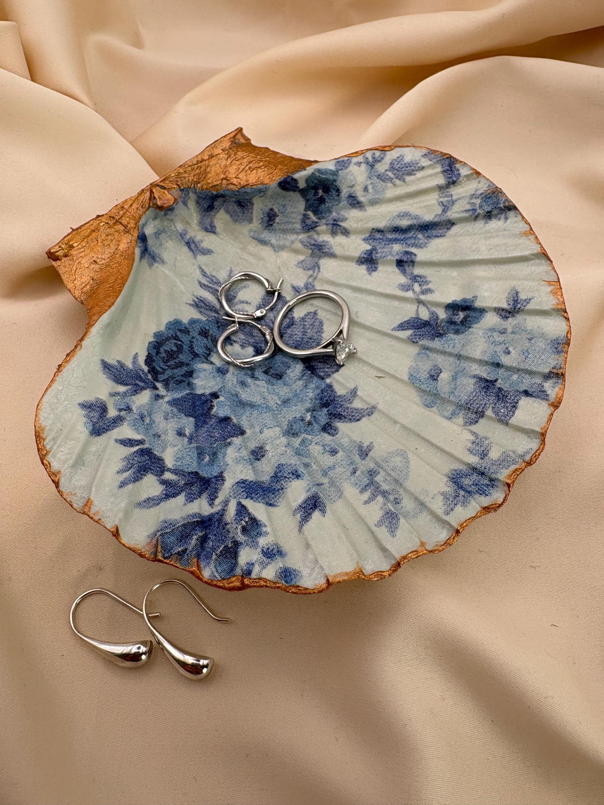 Floral Scallop Trinket Shell Ring Dish - Blue and White