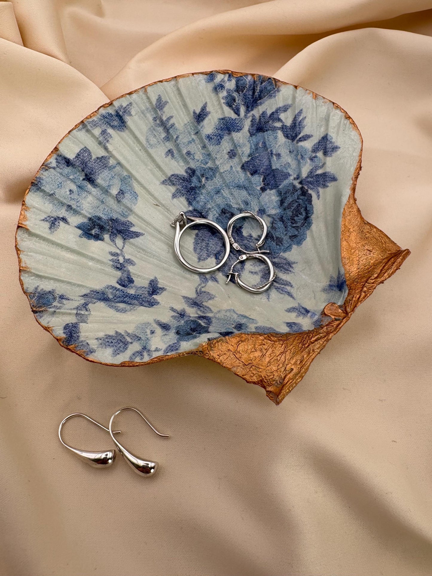 Floral Scallop Trinket Shell Ring Dish - Blue and White
