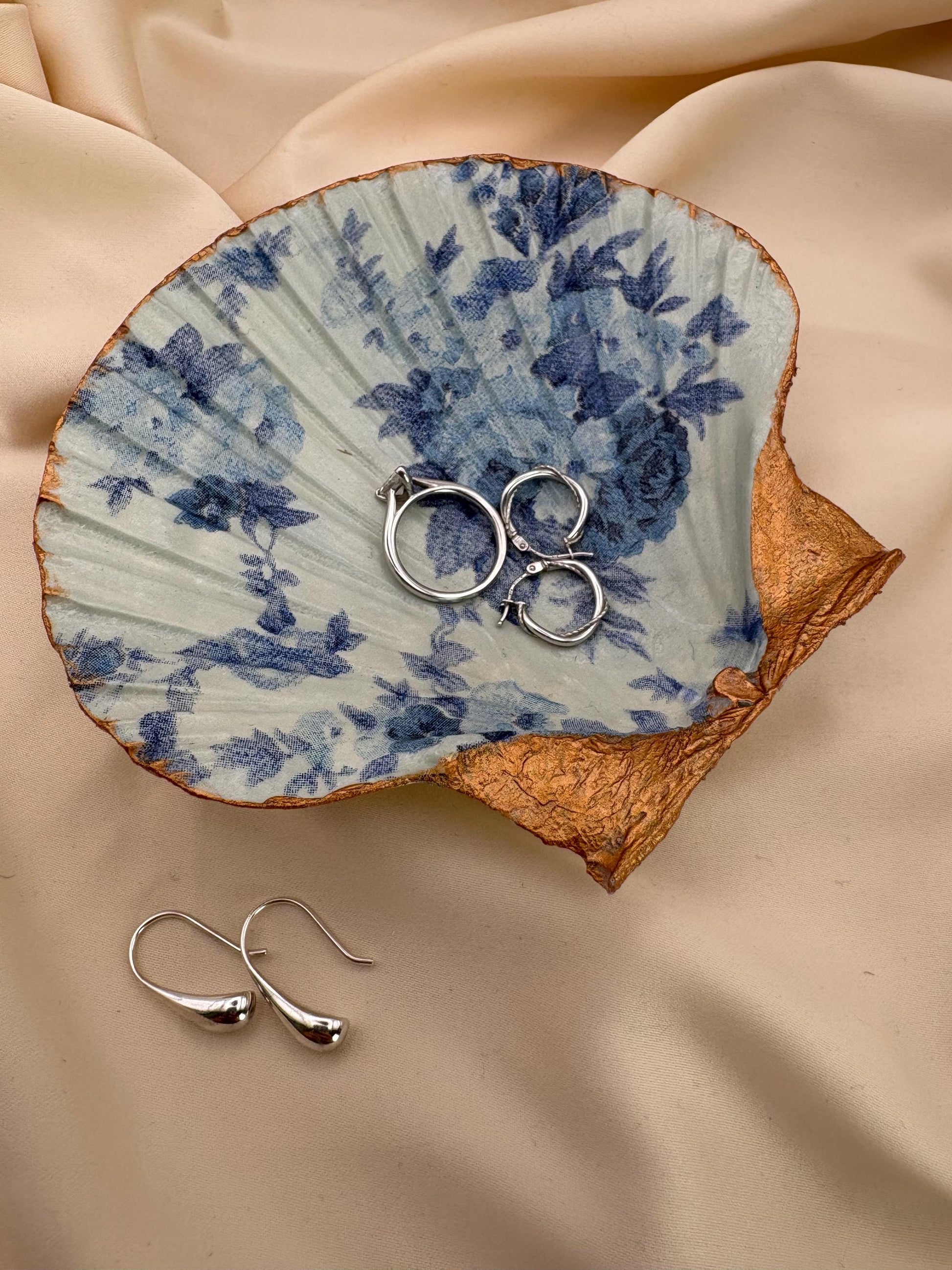 Floral Scallop Trinket Shell Ring Dish - Blue and White