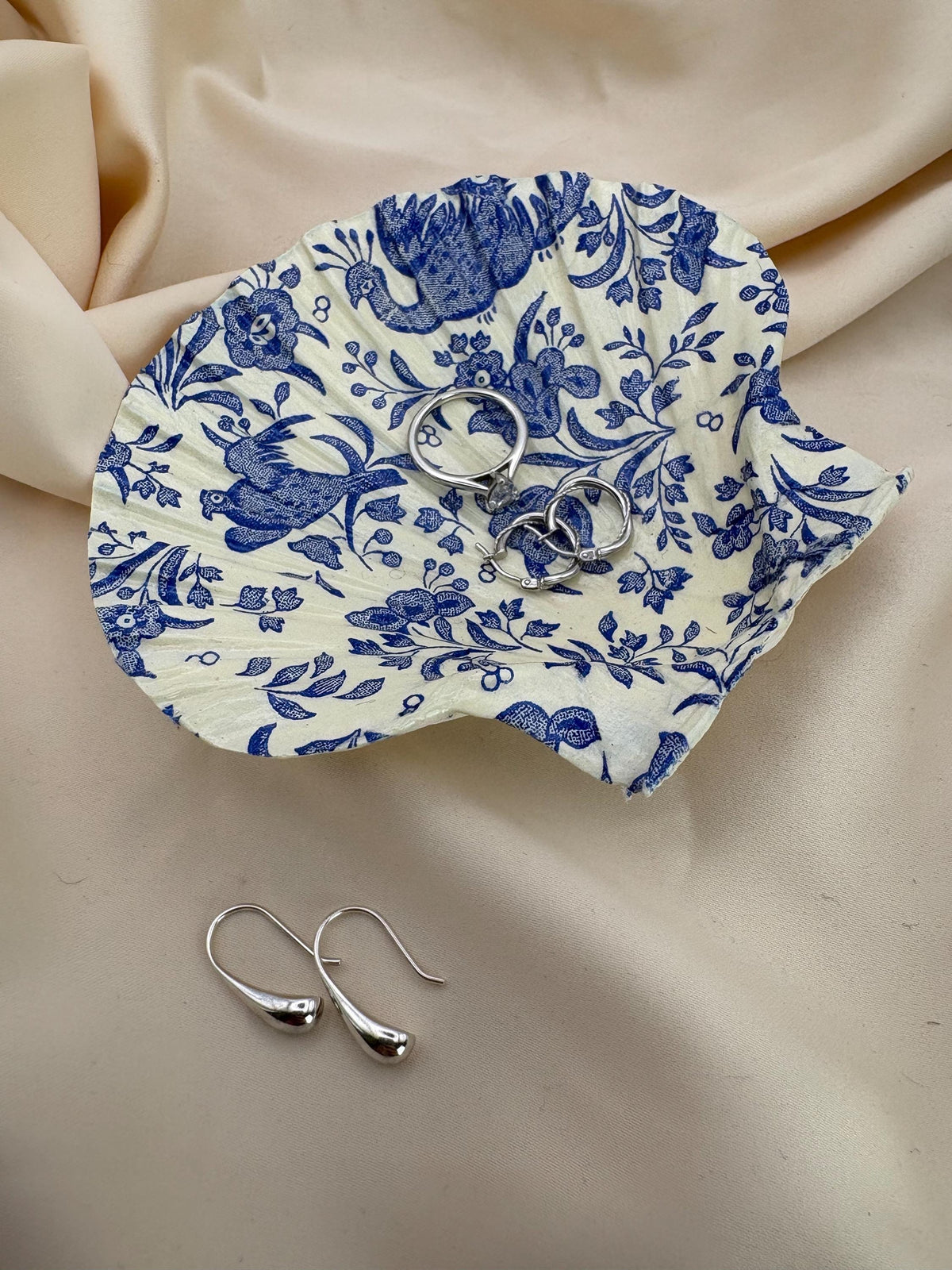 Floral Scallop Trinket Shell Ring Dish - Blue and White