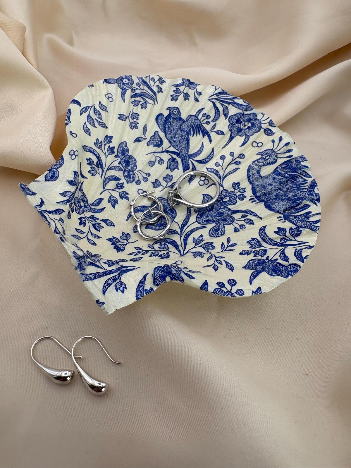 Floral Scallop Trinket Shell Ring Dish - Blue and White