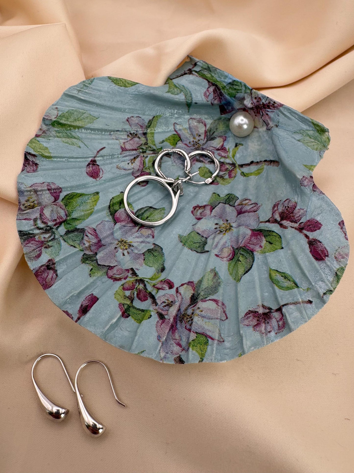 Floral Scallop Trinket Shell Ring Dish - Blue and Pink