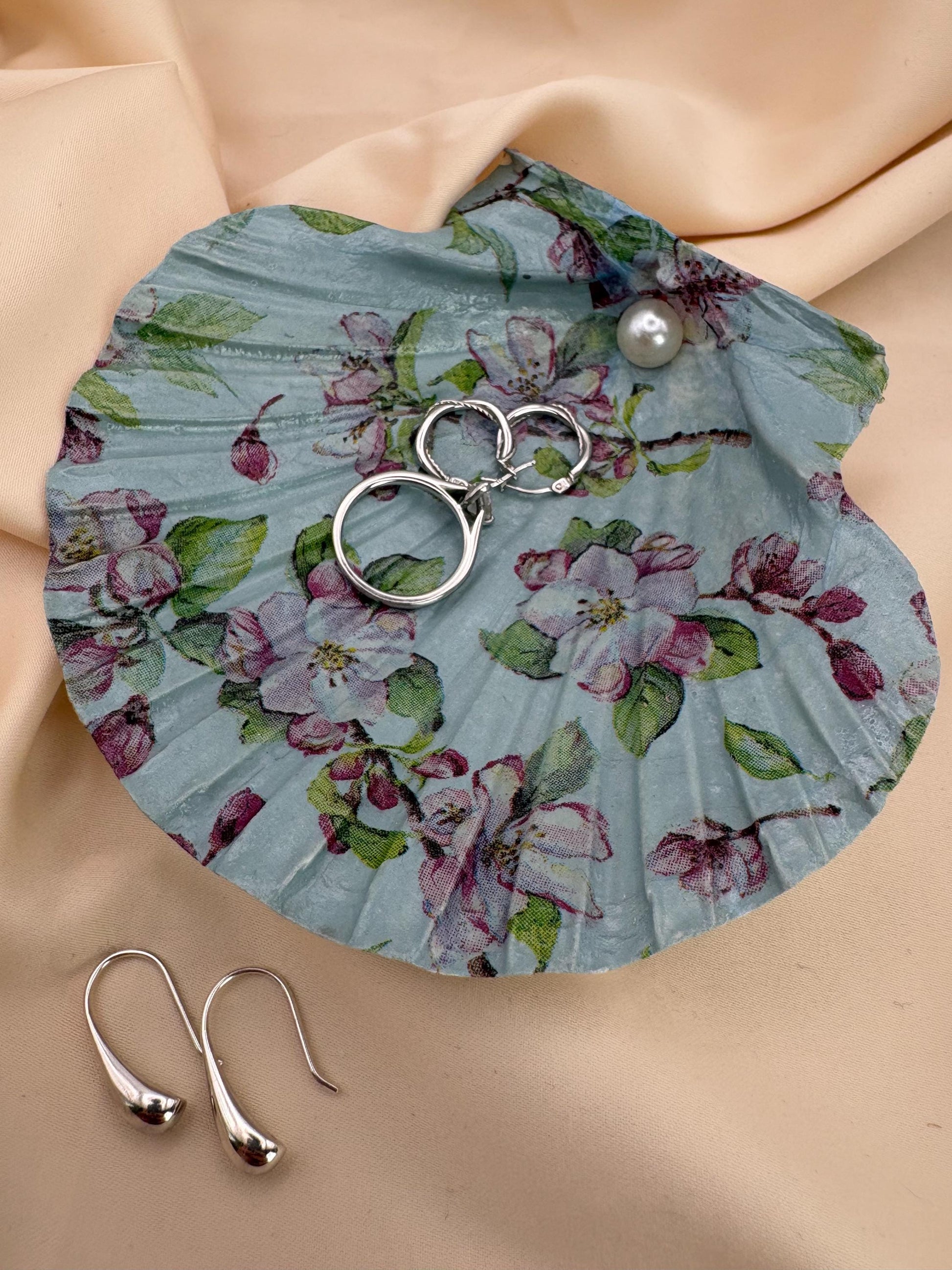 Floral Scallop Trinket Shell Ring Dish - Blue and Pink