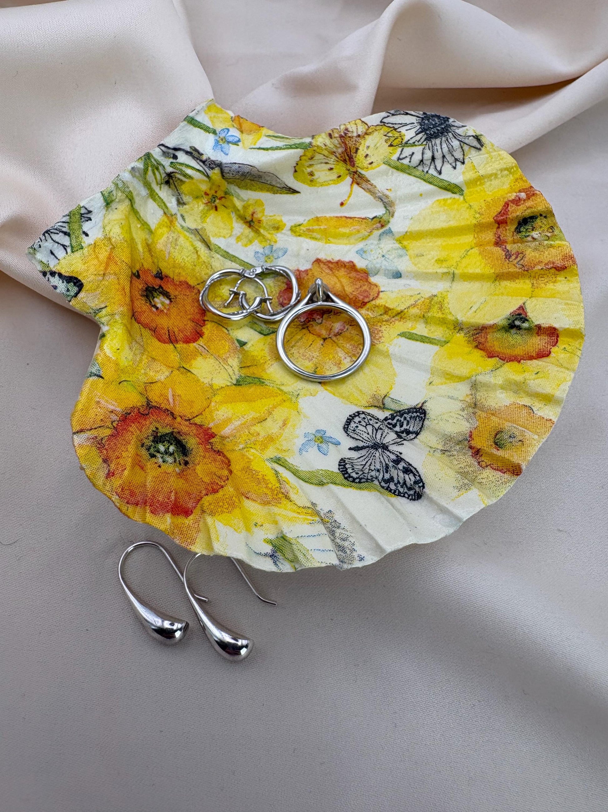 Decoupaged Scallop Shell Ring Dish – Yellow Floral Butterfly Design – 9-10cm