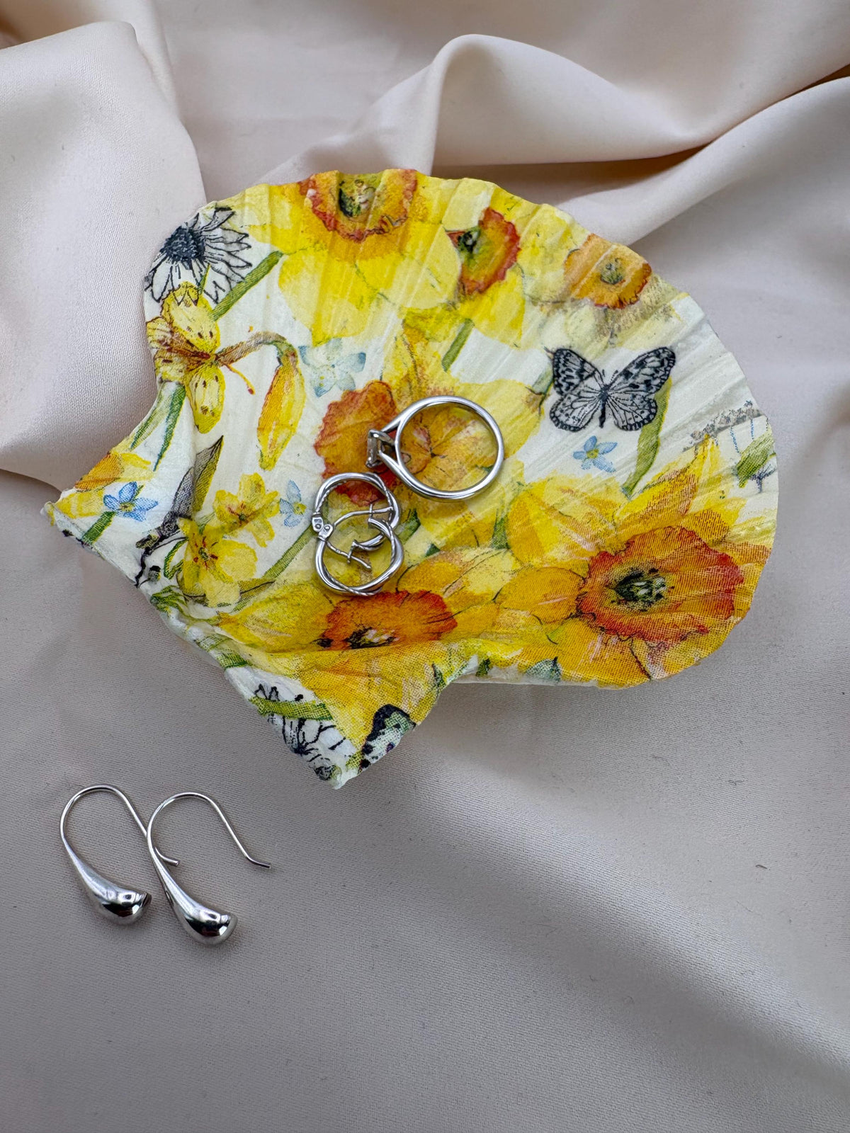 Decoupaged Scallop Shell Ring Dish – Yellow Floral Butterfly Design – 9-10cm