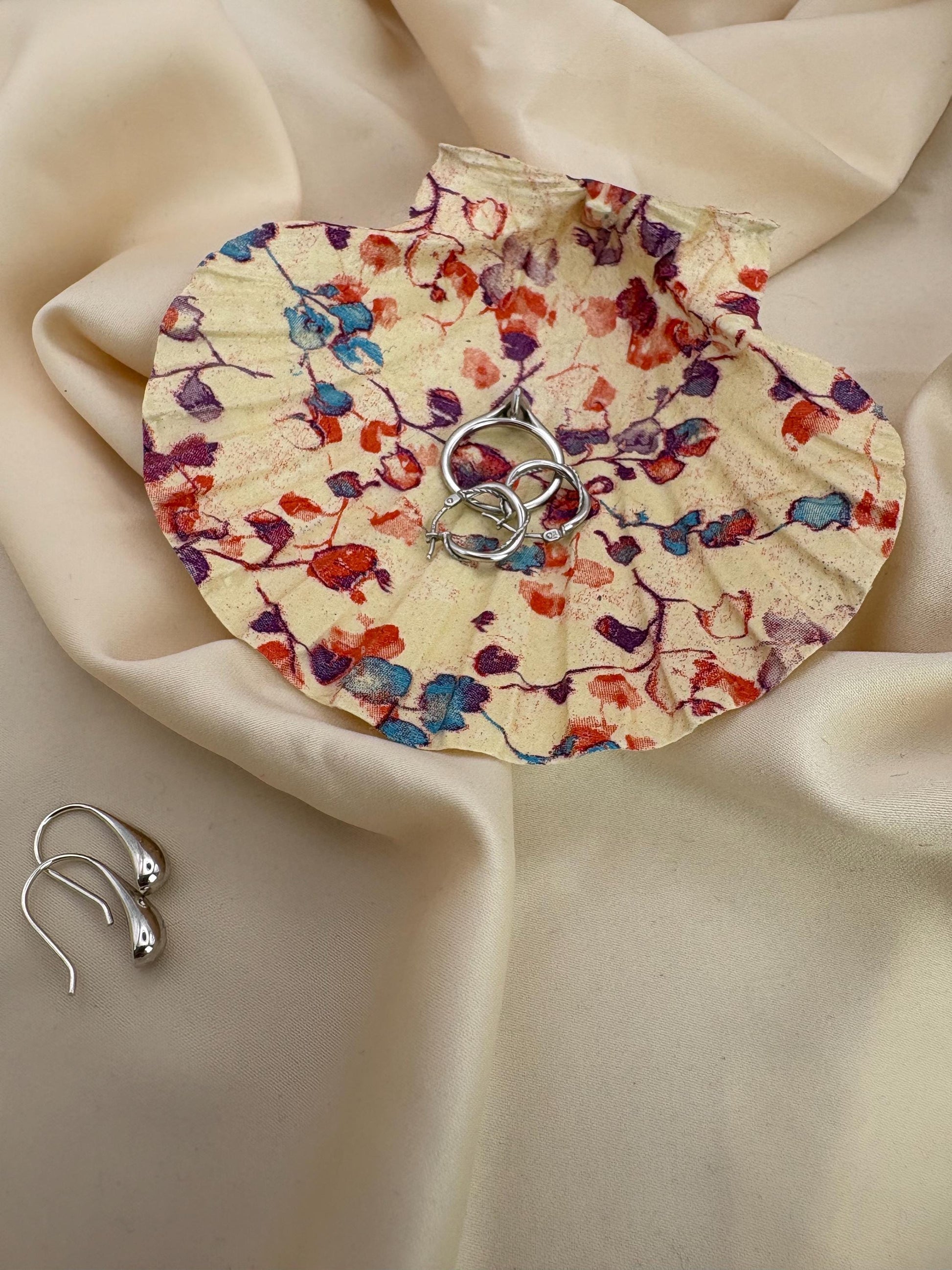 Decoupaged Scallop Shell Ring Dish – Floral Pattern, Pearl Feet (11-12cm)