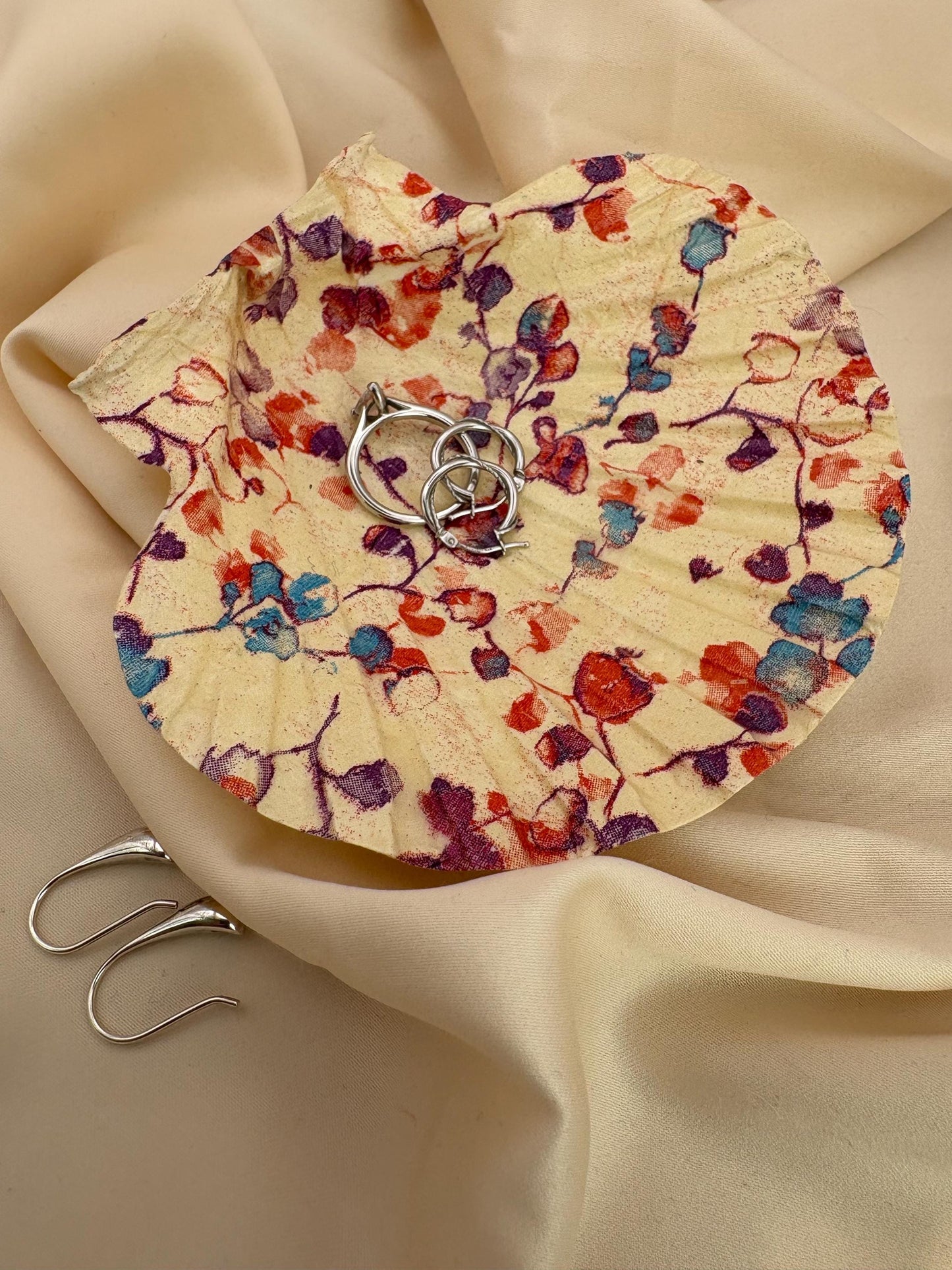 Decoupaged Scallop Shell Ring Dish – Floral Pattern, Pearl Feet (11-12cm)
