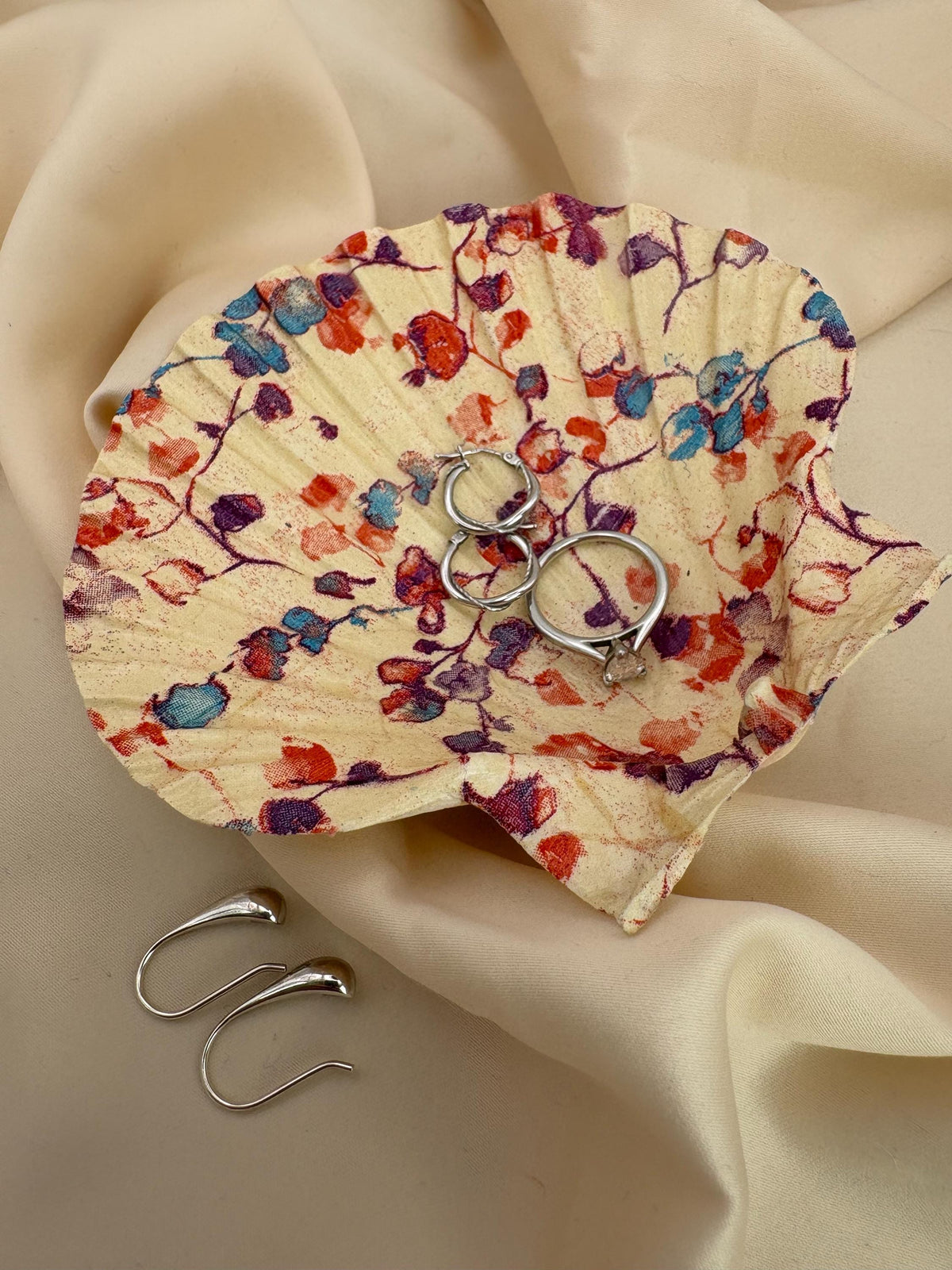 Decoupaged Scallop Shell Ring Dish – Floral Pattern, Pearl Feet (11-12cm)