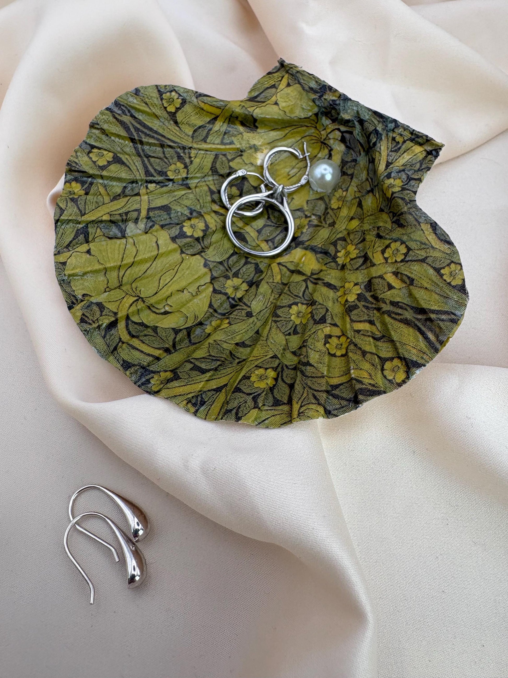Floral Scallop Trinket Shell Ring Dish - Khaki