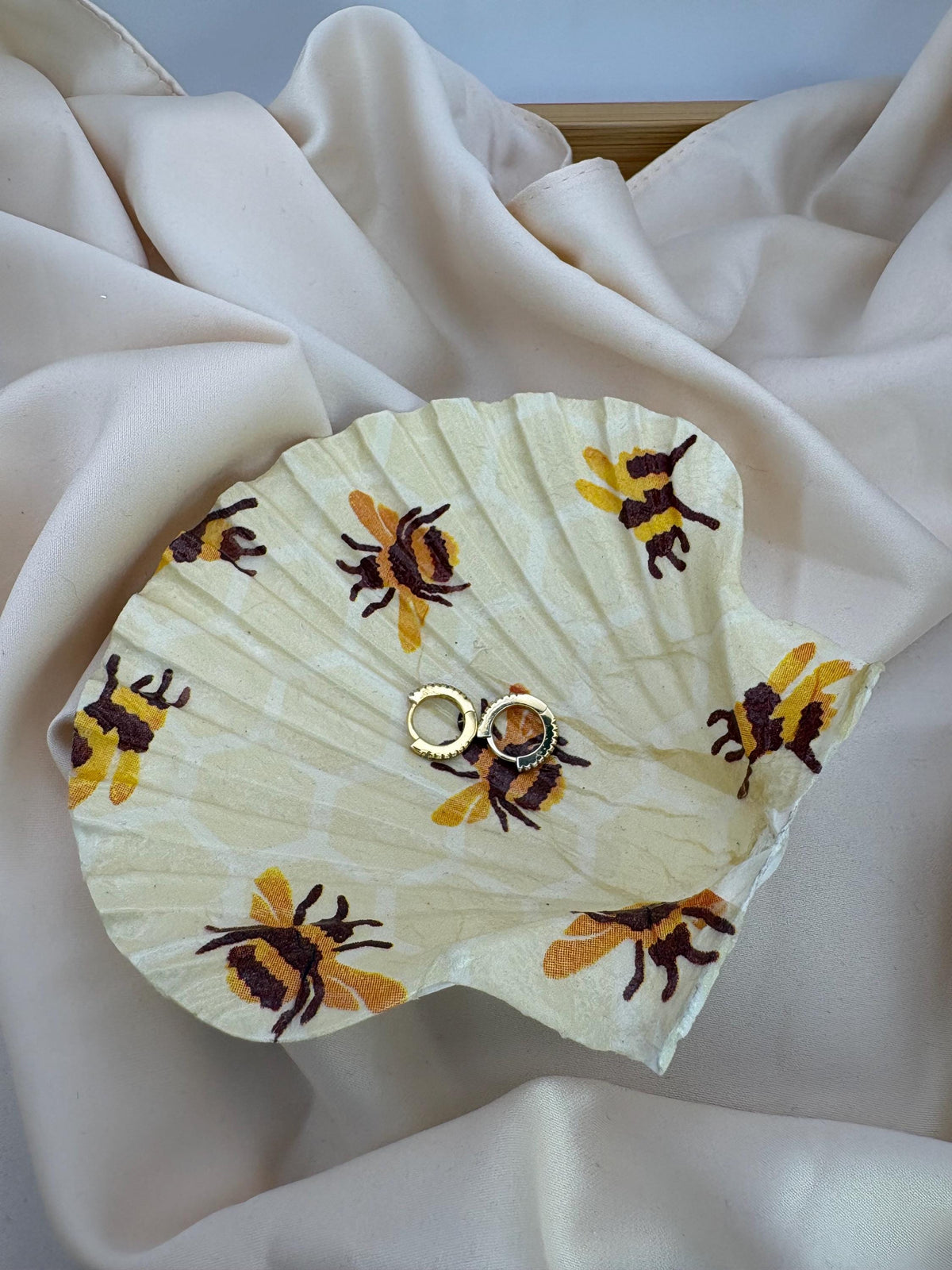 Decoupaged Scallop Shell Ring Dish – Bee Pattern, Pearl Feet Holder - Bee Lover Gift