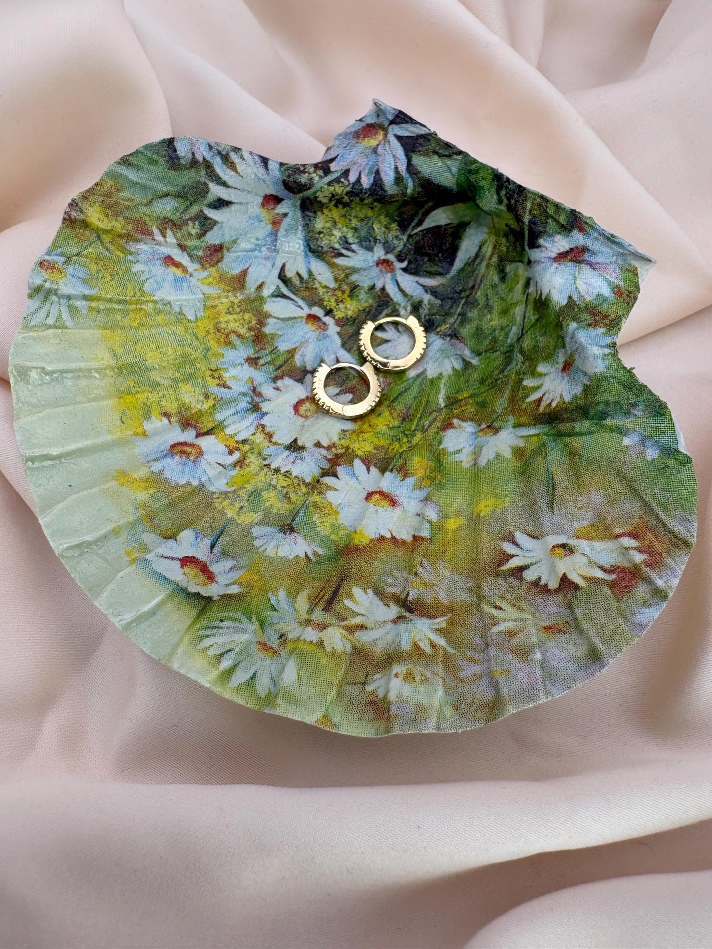 Decoupaged Daisy Scallop Shell Ring Dish – Pearl Feet Trinket Holder