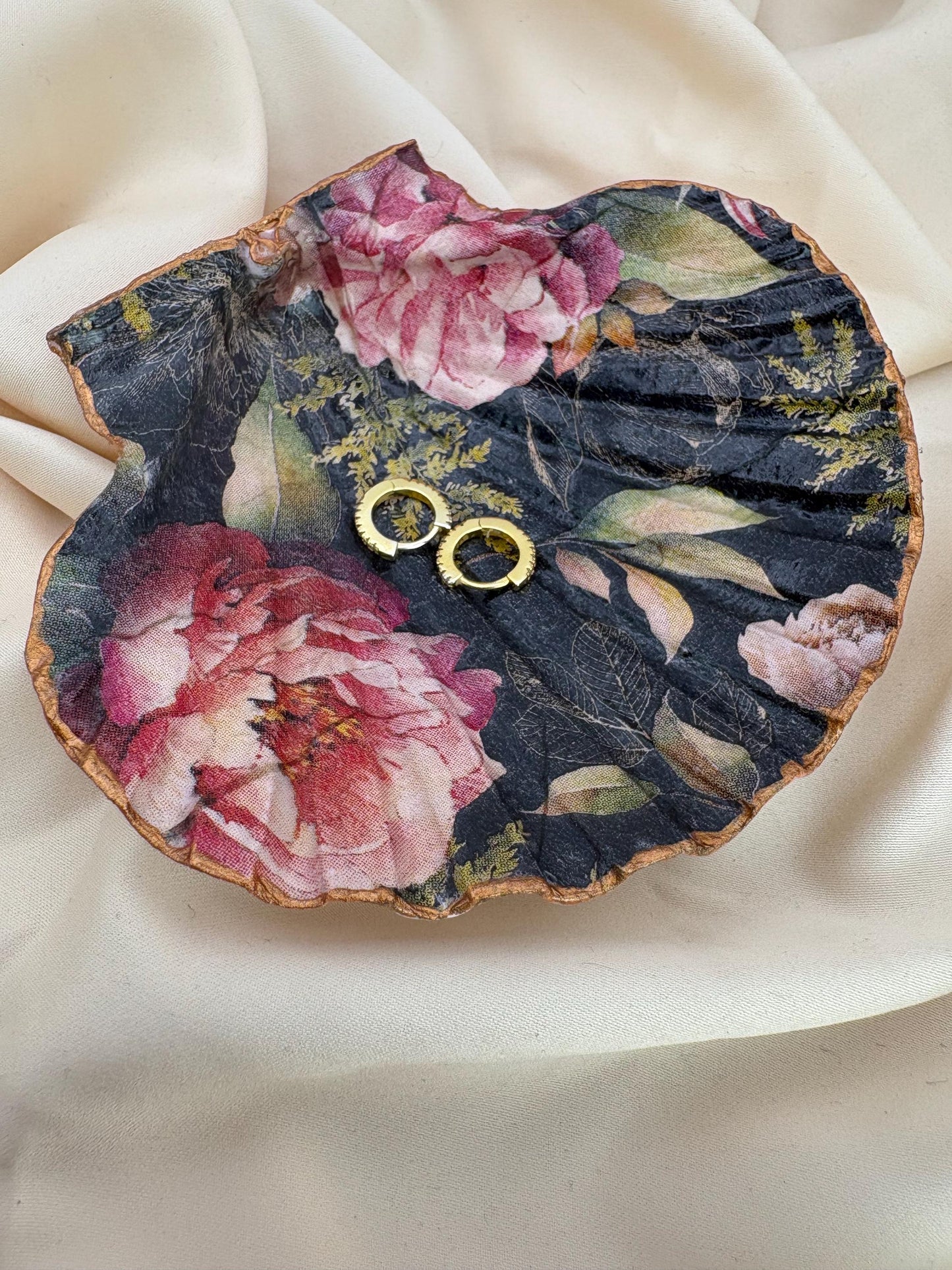 Floral Scallop Trinket Shell Ring Dish - Black/Pink