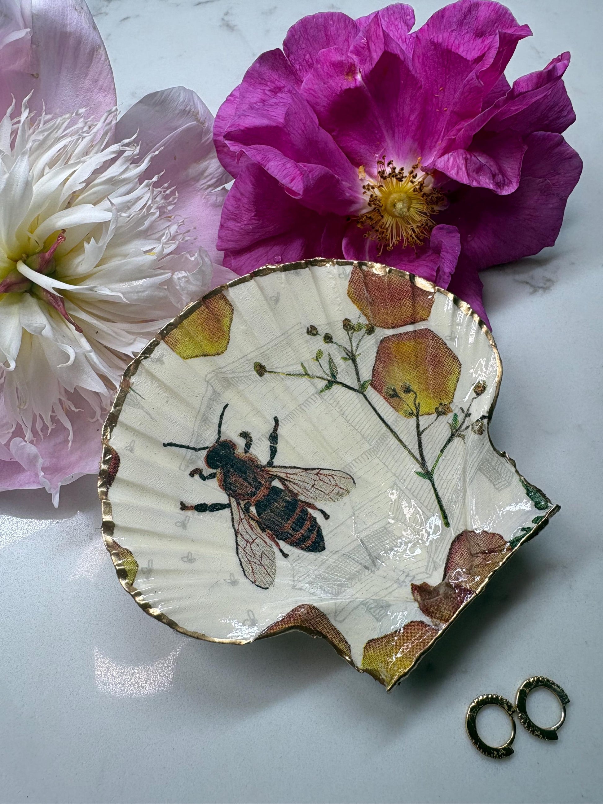 Honey Bee Botanical Scallop Shell Trinket Dish | Gold Rimmed Jewellery Holder