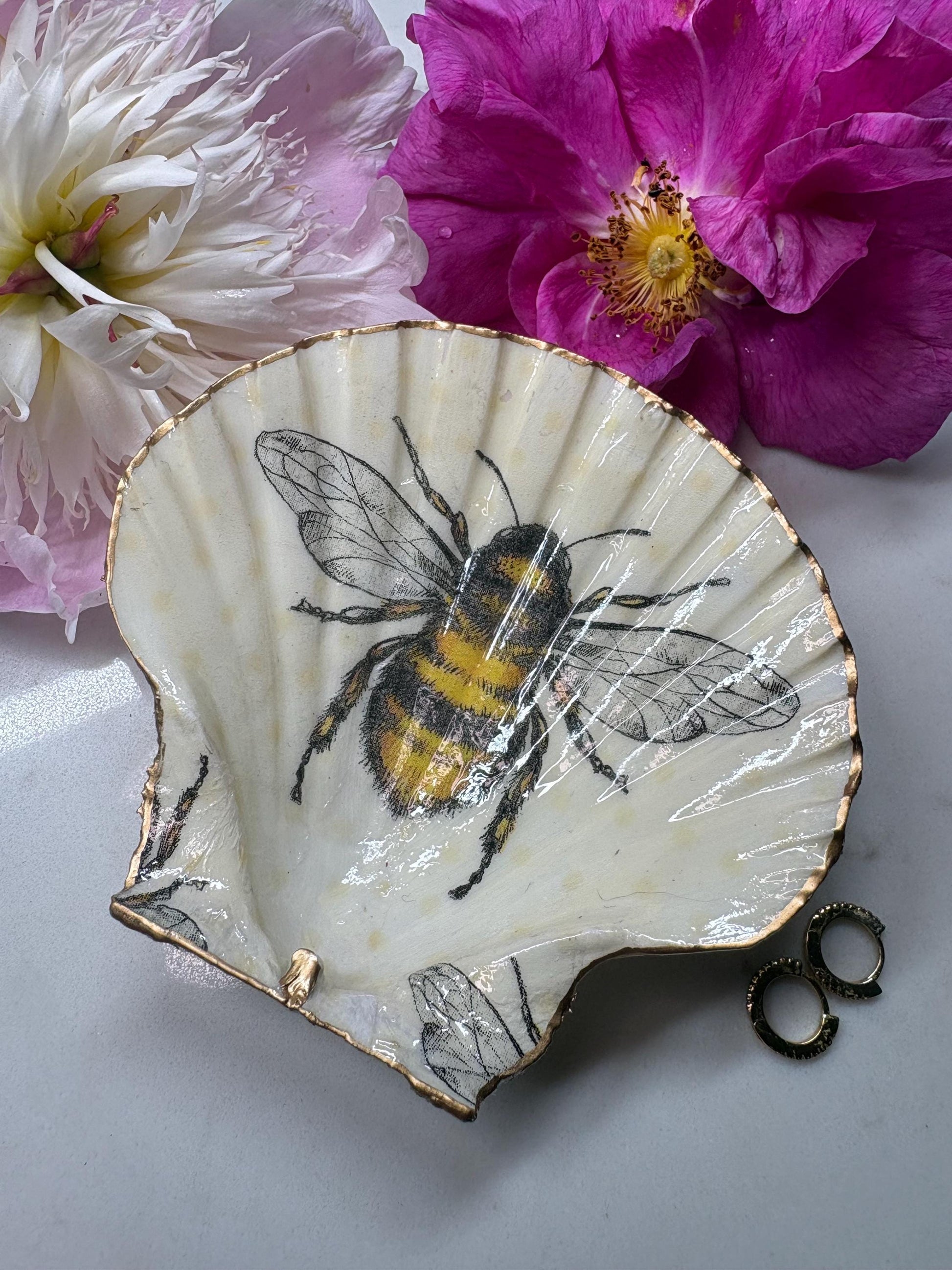 Bumblebee Scallop Shell Trinket Dish | Gold Gilded Edge Ring Holder