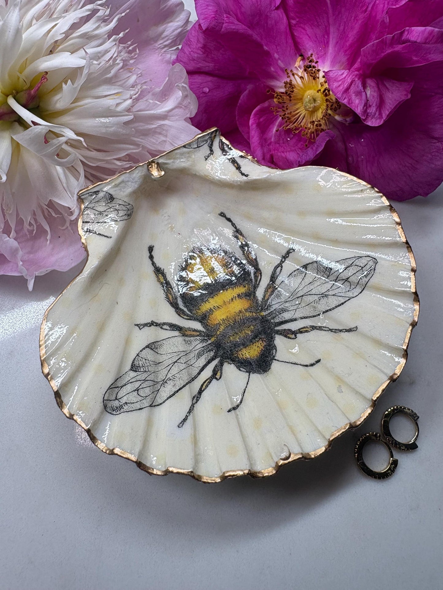 Bumblebee Scallop Shell Trinket Dish | Gold Gilded Edge Ring Holder