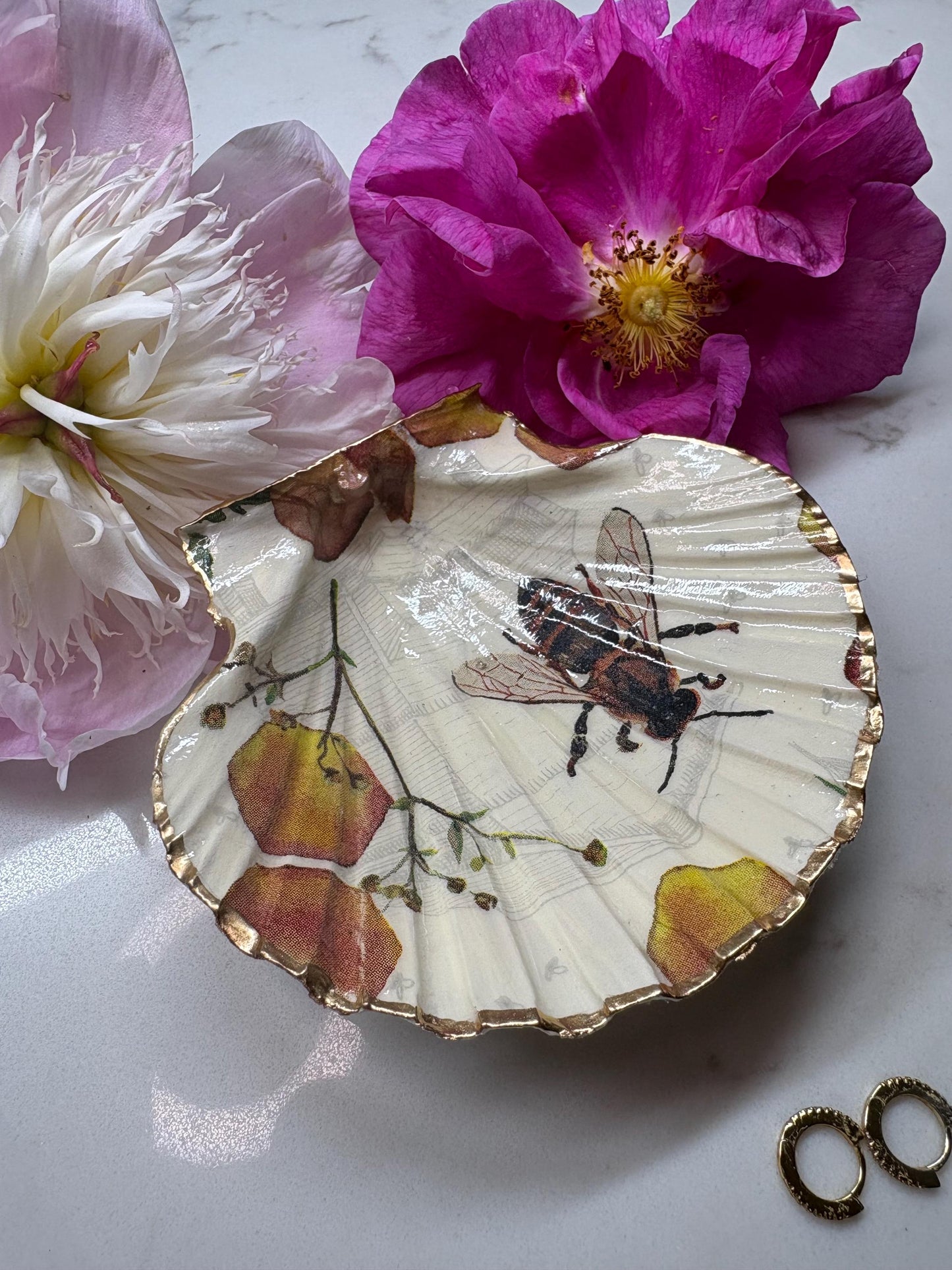 Honey Bee Botanical Scallop Shell Trinket Dish | Gold Rimmed Jewellery Holder