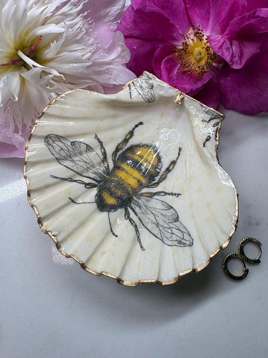 Bumblebee Scallop Shell Trinket Dish | Gold Gilded Edge Ring Holder
