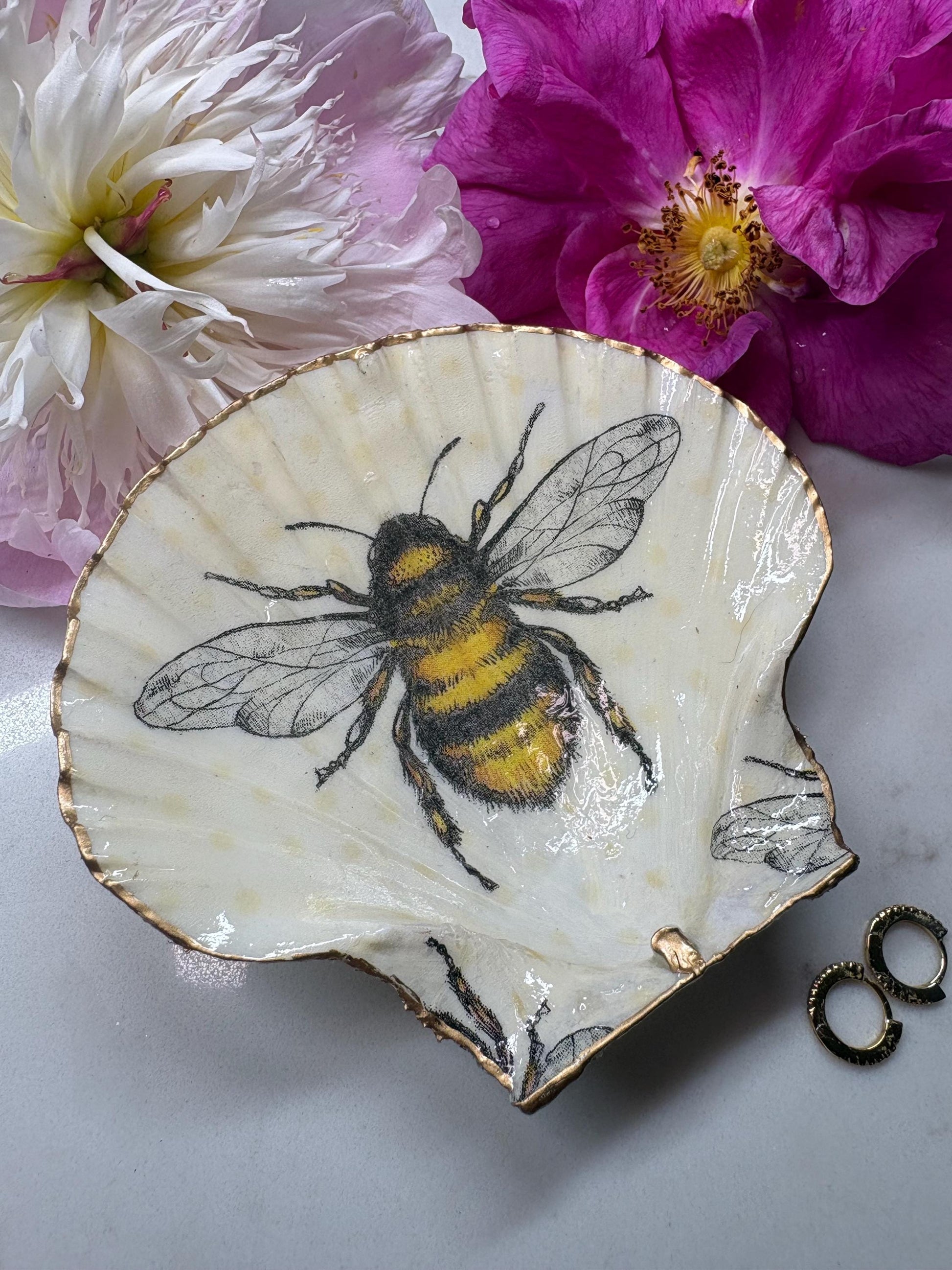 Bumblebee Scallop Shell Trinket Dish | Gold Gilded Edge Ring Holder